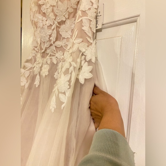 Brand New David’s Bridal appliqued cap sleeve tulle ball gown wedding dress - Picture 9 of 16